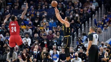 NBA赛事-单场16个三分库里也做不到，但距离纪录更近了