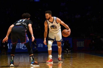 欧冠直播-库里持续低迷究竟为何？双手接连受伤还改投篮包？