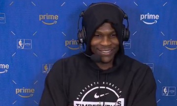 体育直播-被韦德打趣偷学欧洲步&amp;挂挡拆！华子：你年纪轻轻就夺冠 我得看齐